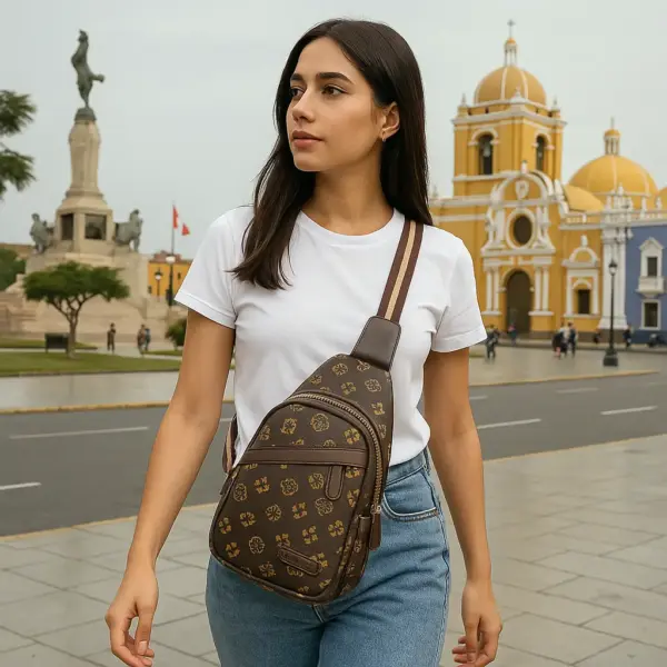 Bolso de pecho marrón con estampado