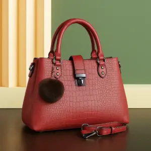 Bolso de hombro y mano con textura detalle pompón